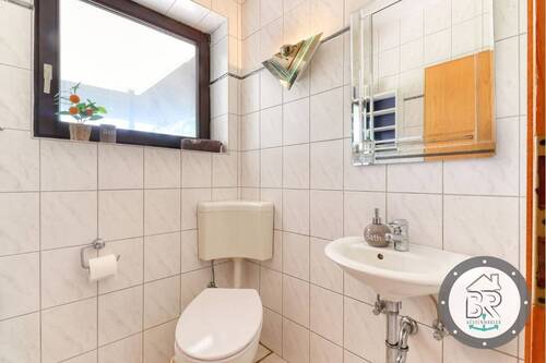 Praktischer Komfort im Eingangsbereich - Gäste WC - 