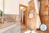 Wellnessambiente mit hochwertigen Natursteinakzenten im DG - 
