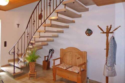 Flur /Treppe ins OG - 