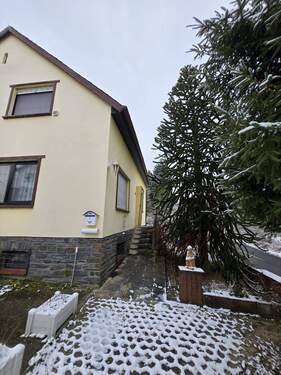 Aussen Ansicht - 6 Zimmer Einfamilienhaus zum Kaufen in Burgen