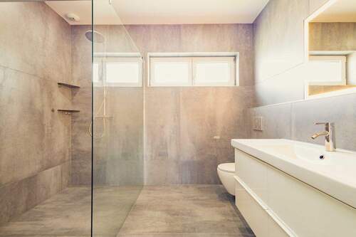 ...Zugang zum Masterbad mit Regendusche. - 