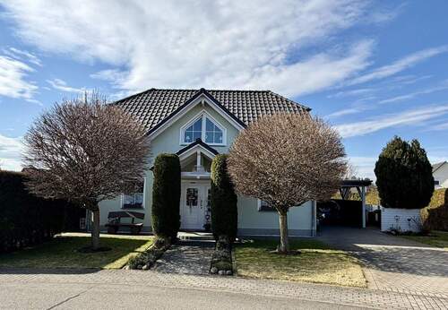 Straßenansicht - Familienfreundliches Haus mit 2 großzügigen Terrassen, wunderschönem Garten in beliebter Lage von Jessen (Elster)