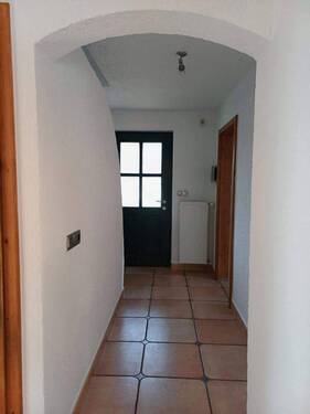 Flur und seilich ein Arbeitszimmer - 
