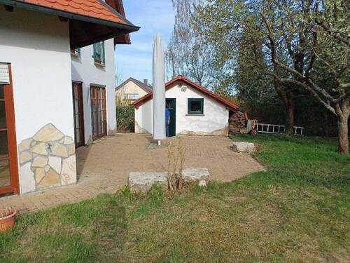 Terrasse und Gartenhaus - 