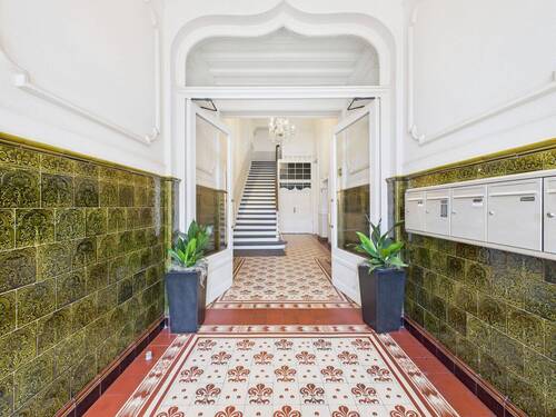 Einladender Eingangsbereich zum Gebäude - 3 Zimmer Büro in Wiesbaden