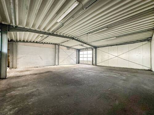 Halle (2) mit Zufahrt rechts am Büro - 