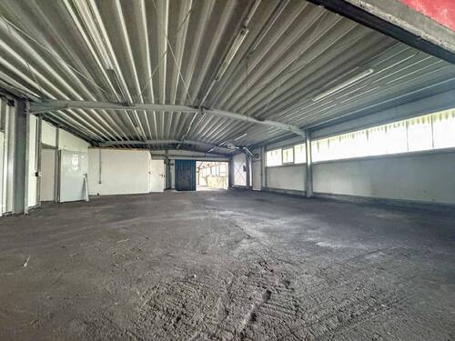 Halle (2) hinterm Büro - 