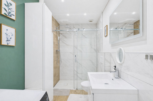 Badezimmer mit Dusche - 