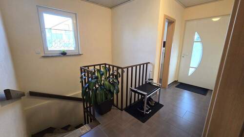 EG: Eingangsbereich, Treppenhaus zum UG - 