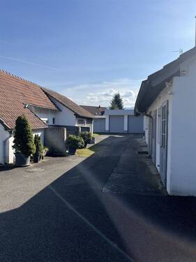 Innenhof zwischen Haupthaus und Stallgebäude - 