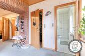 Freundlicher Eingangsbereich mit Zugang zu Bad und Abstellraum - 
