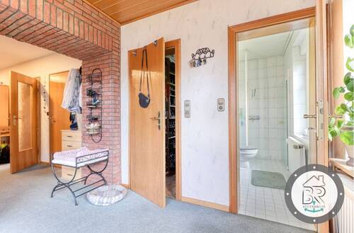 Freundlicher Eingangsbereich mit Zugang zu Bad und Abstellraum - 