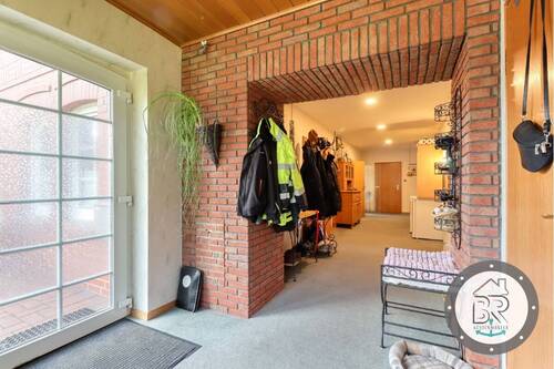 Großzügige Diele mit charaktervollem Klinker und viel Platz - 