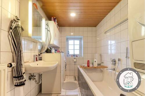 Badezimmer mit Badewanne und Tageslicht – ideal zum Entspannen - 