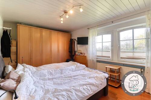 Helles Schlafzimmer mit Blick ins Grüne und viel Platz - 