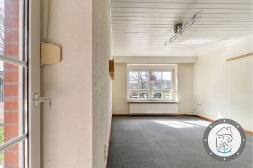 Herzstück des Hauses - das Wohnzimmer mit Gartenzugang und Blick auf die Weiden - 