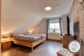 Gemütliches Schlafzimmer im Dachgeschoss mit wohnlicher Atmosphäre - 