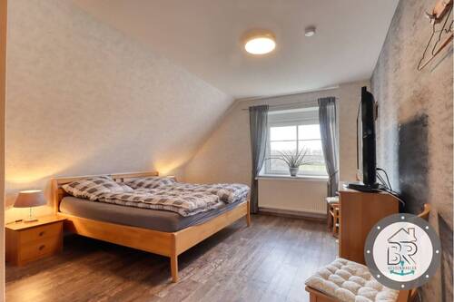 Gemütliches Schlafzimmer im Dachgeschoss mit wohnlicher Atmosphäre - 