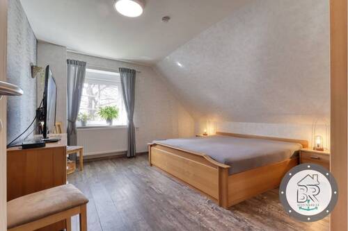 Weiteres großzügiges Schlafzimmer mit viel Platz und ruhiger Lage - 