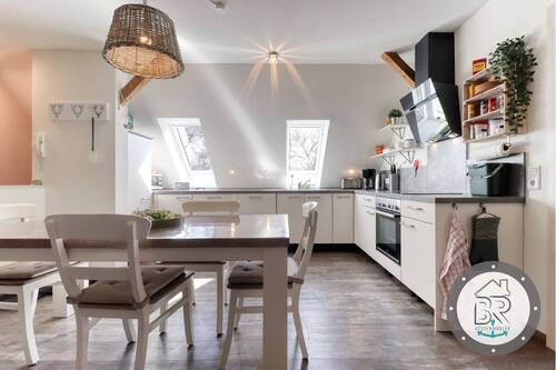 Moderne Küche im Dachgeschoss mit offenem Wohnkonzept - 