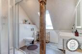 Stilvolles Badezimmer mit Dusche im neu ausgebauten Dachgeschoss - 