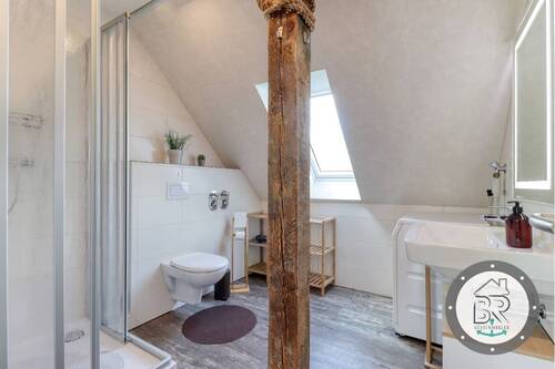 Stilvolles Badezimmer mit Dusche im neu ausgebauten Dachgeschoss - 