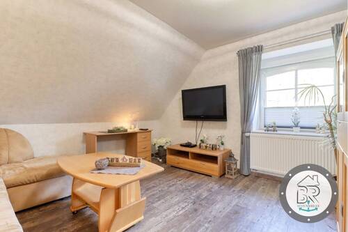 Gemütliches Wohnzimmer mit viel Tageslicht und angenehmer Atmosphäre - 