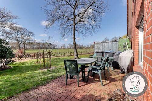 Sonnige Terrasse mit idyllischem Blick ins Grüne - 