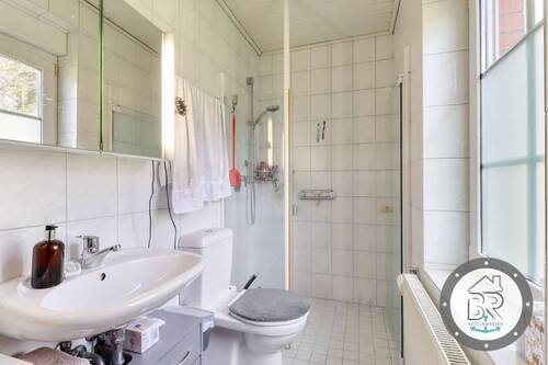 Helles (Gäste-) Badezimmer mit Dusche - 