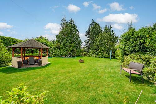 Park - Kerpen-Sindorf: Familienparadies auf 2.500 m² Parkgrundstück + Wintergarten + 3 Garagen im Zentrum