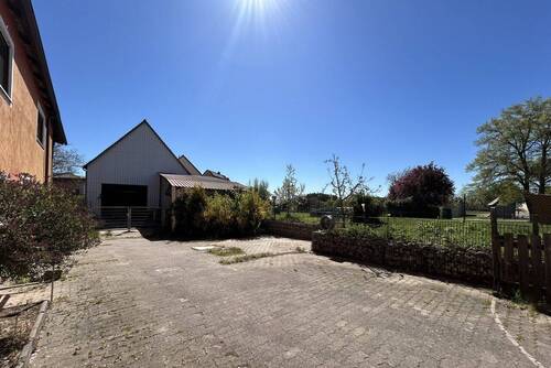 gepflasterter Hof - 