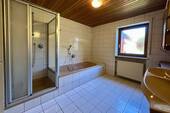 Badezimmer mit Wanne und Dusche - 