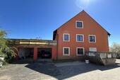 Ansicht mit Doppelgarage - 