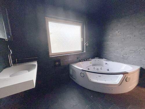 Bad mit Whirl-Badewanne - 