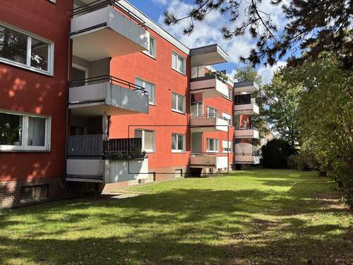 Rückansicht Garten - Renovierungsbedürftige Eigentumswohnung mit Garage im Hochpaterre: Ihr neues Zuhause in Ahlen erwartet Sie!