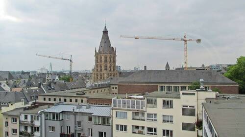 Büroraum mit Blick auf das Rathaus - Traumhafte Lage direkt am Kölner Dom in einem historischen Gebäude - All-in-Miete