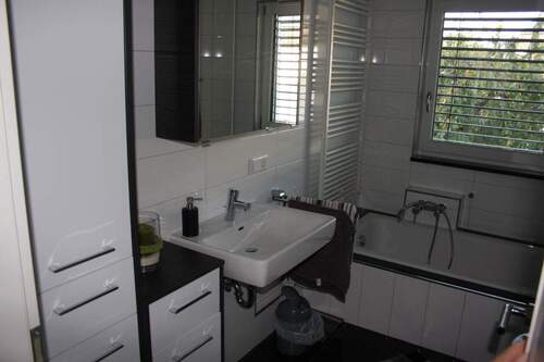 Bad mit Dusche und Wanne - 