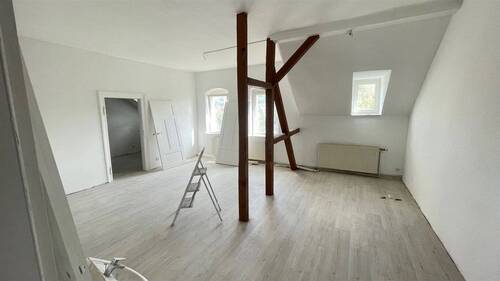 Wohnzimmer - Modernisierte DG-Wohnung mit 3 Zimmern & gr. Wohnküche*nur 200m zum S Hilbersdorf*