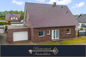 Hausansicht - Familienfreundliches Einfamilienhaus mit Kamin und Garten