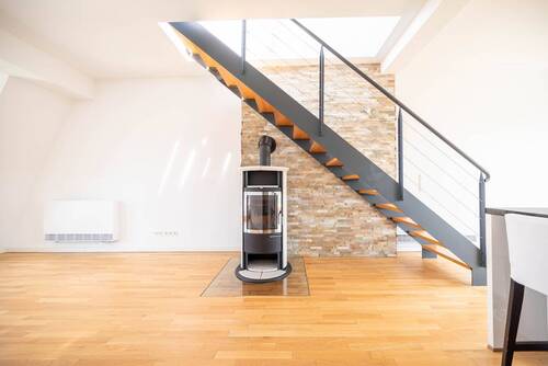 Wohnbereich mit Treppe - 2 Zimmer Etagenwohnung in Berlin