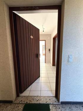 Wohnungseingang - Etagenwohnung mit 66,00 m&sup2; in Nürnberg zum Kaufen