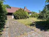 Zufahrt und Wohnhaus - 