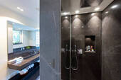ebenerdige Dusche mit deckenintegriertem Regenduschkopf - 