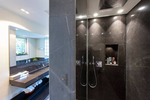 ebenerdige Dusche mit deckenintegriertem Regenduschkopf - 