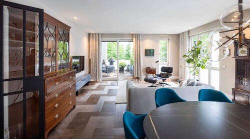 Wohn- und Esszimmer mit Zugang zur Loggia - 3 Zimmer Etagenwohnung zur Miete in Krefeld - Bockum