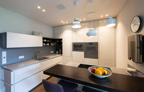 hochwertige Einbauküche mit Zugang zur Loggia Ansicht 1 - 