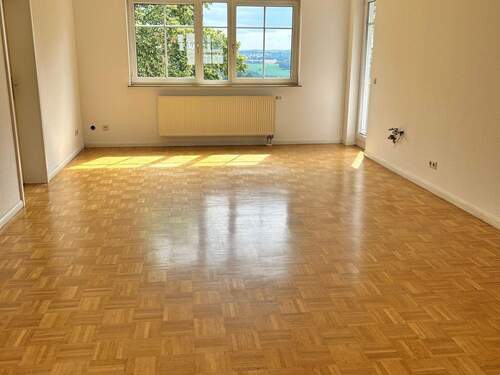 Wohnzimmer mit Balkon - 5 Zimmer Etagenwohnung zur Miete in Augustusburg