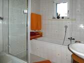 Tageslichtbad mit Wanne und Dusche - 