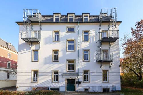 Titelbild - +++ Bezugsfrei! 2-Zimmer-Appartment mit Einbauküche und PKW-Stellplatz in charmantem Altbauflair +++