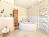 Badezimmer mit Bidet, Dusche und Wanne - 